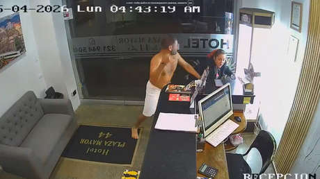 VIDEO: Huésped extranjero agrede brutalmente a empleada tras negarse a entrar a su habitación