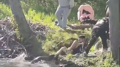VIDEO: Un castor ataca a un niño mientras pesca en un lago