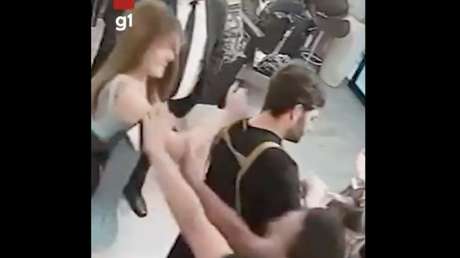 FUERTE VIDEO: Mujer en disgusto por su corte de cabello apuñala por la espalda al peluquero