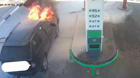 VIDEO: Lleva un coche humeante a una gasolinera y sorprende con lo que hace