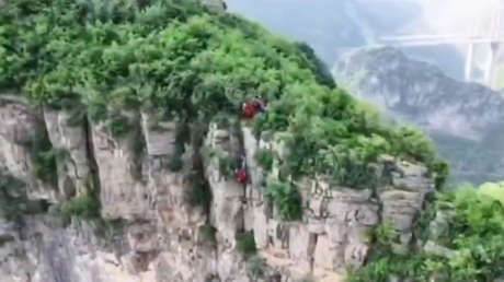 Caída 'de infarto' en un acantilado de 200 metros en China (VIDEO)