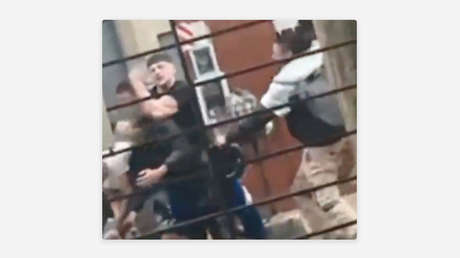 VIDEO: Vecinos atrapan a un ladrón y logran desmayarlo con una toma de Jiu Jitsu