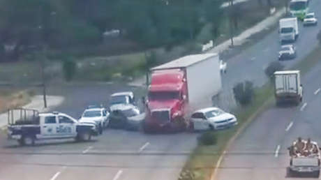 IMPACTANTE VIDEO: Tráiler robado provoca choque múltiple para escapar de la Policía