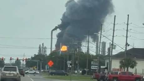 Enorme explosión se registra en una refinería de petróleo en EE.UU. (VIDEO)