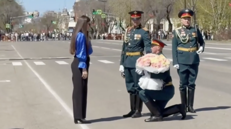VIDEO: La sorpresa de un cadete durante el desfile del Día de la Victoria en una ciudad rusa