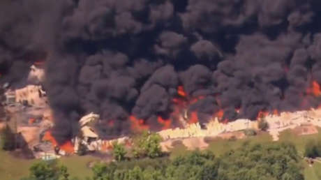 Pavoroso incendio consume una fábrica en EE.UU. (VIDEO)