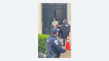Hombre armado irrumpe en la Embajada de México en Washington