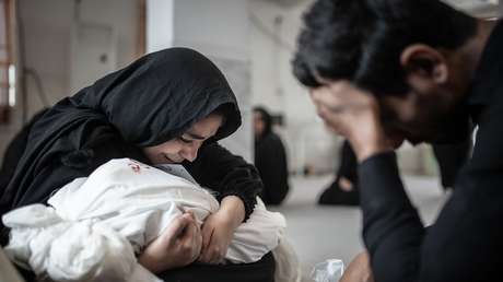 "Al besar a su bebé, piense en las madres de las niñas de Minab": Dura respuesta de misiones diplomáticas iraníes a Leavitt