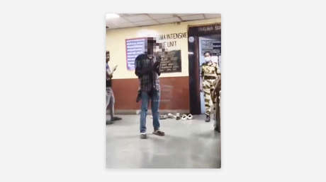 VIDEO: Hombre con un machete incrustado en la cabeza sorprende con su reacción