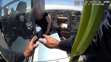 VIDEO: Rescate de infarto de una mujer sentada al borde de un rascacielos