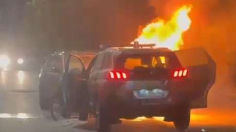 VIDEO: Se estrella contra una patrulla para intentar escapar de una persecución y provoca un fuerte incendio