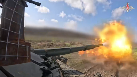 VIDEO: Tanques rusos perfeccionan sus habilidades en la retaguardia de la operación especial