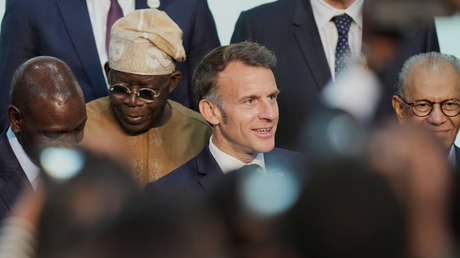 VIDEO: Macron rompe el protocolo para bailar al ritmo de música africana