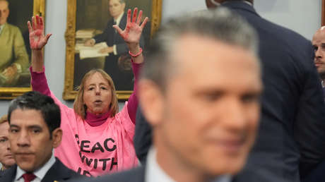 VIDEO: Manifestantes irrumpen en el Congreso de EE.UU. durante audiencia del secretario de Guerra