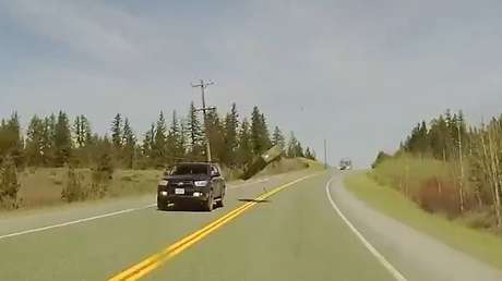Como en 'Destino final': 'Un bote volador' se estrella contra un coche en plena vía (VIDEO)
