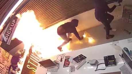 VIDEO: Se prende fuego por accidente mientras intentaba incendiar una tienda de marihuana