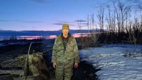 A lo Robinson Crusoe: hombre varado sobrevive solo y con una lanza rústica en Siberia