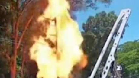 VIDEO: Una chispa desata una columna de fuego que termina arrasando casas