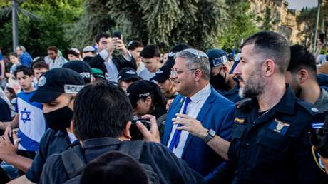 VIDEO: Ministro radical israelí reza y baila en un templo musulmán