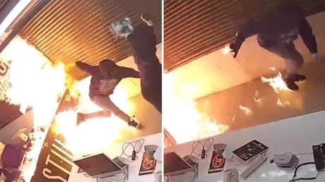 VIDEO: Ladrones roban e incendian una tienda y terminan envueltos en llamas
