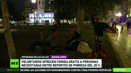 Voluntarios regalan comida a argentinos necesitados en medio de reportes de pobreza del 28 %