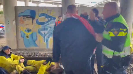 VIDEO: Se encadenan a ferrocarril en Róterdam para impedir el envío de armas a Israel