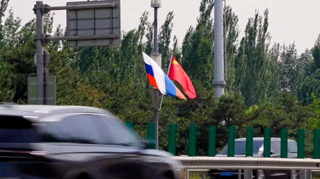 VIDEO: Pekín se engalana con banderas rusas y chinas en vísperas de la visita de Putin
