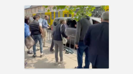 VIDEO: Transeúntes rompen ventana de minibús y liberan a hombre movilizado por la fuerza en Ucrania