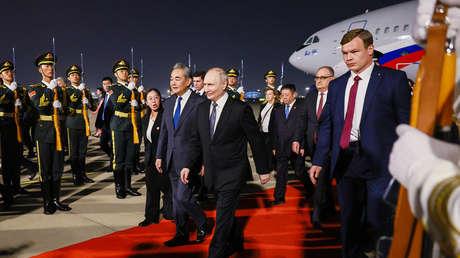 Guardia de honor y alfombra roja: Putin aterriza en Pekín