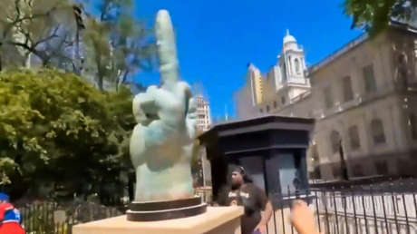 Un 'regalo' para el alcalde 'comunista': la estatua de un dedo corazón aparece en Nueva York (VIDEOS)