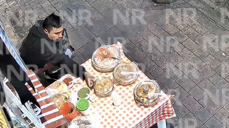 Graban un descarado robo en un puesto de comida callejero (VIDEO)