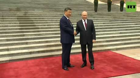 Primer apretón de manos entre Putin y Xi marca el inicio de la visita del líder ruso a China