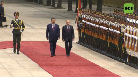 Xi Jinping da la bienvenida a Vladímir Putin
