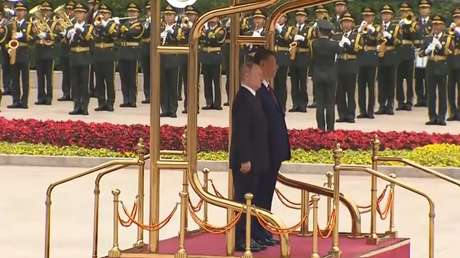 VIDEO: Interpretan el himno nacional ruso en Pekín con salvas ceremoniales