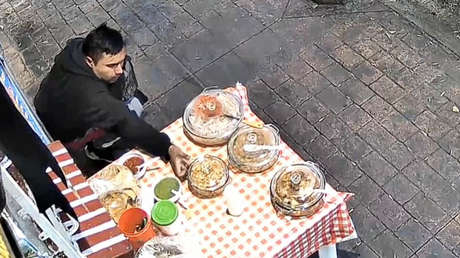 Graban un descarado robo en un puesto de comida callejero (VIDEO)