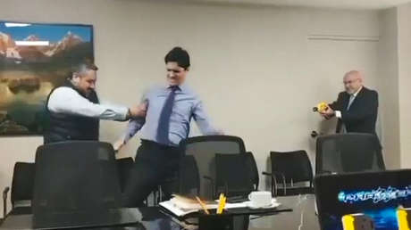 VIDEO: Alcalde en Perú dispara un táser entre risas contra un subordinado que se desploma al piso