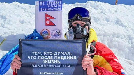 Hito histórico: alpinista ruso sin piernas corona el Everest