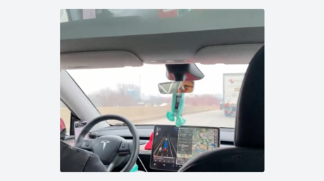 VIDEO: Taxista se queda dormido mientras un Tesla circula de forma autónoma por la autopista