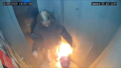 VIDEO: Batería externa se incendia en un ascensor y lo convierte en una trampa llena de humo