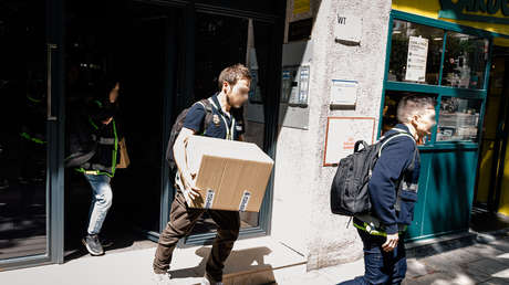 La Policía accede a una caja fuerte en el registro del despacho de Zapatero