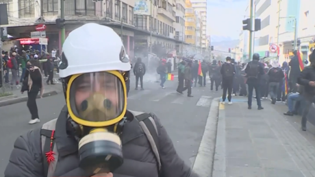 Equipo de RT presencia enfrentamientos y fuerte represión policial a manifestantes en Bolivia