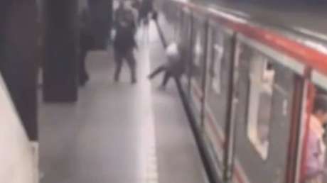 Angustiante rescate de una mujer que cayó entre los vagones cuando el metro iba a arrancar (VIDEO)