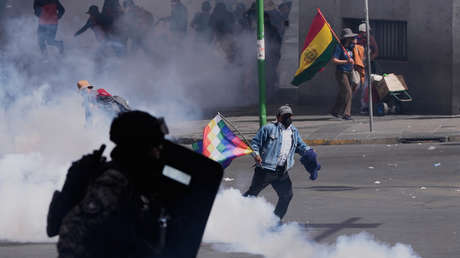 Bolivia: Policía usa gases lacrimógenos contra manifestantes por intentar retomar los bloqueos (VIDEOS)