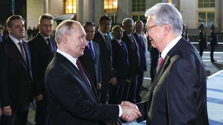 El presidente kazajo se despide de Putin en el aeropuerto antes de su partida hacia Rusia (VIDEO)