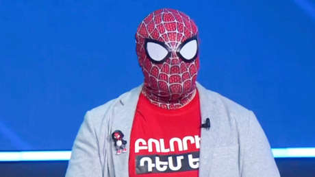 VIDEO: 'Spiderman' revela su identidad en el debate previo a las elecciones de Armenia