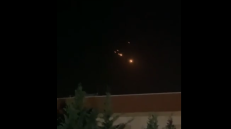 VIDEO: Lluvia de misiles iraníes ilumina el cielo nocturno en Israel