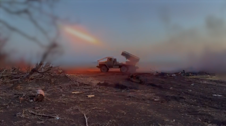 VIDEO: El 'Granizo' ruso destroza posiciones ucranianas