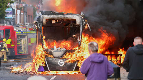 Quemas de coches y disturbios: ciudad británica se hunde en el caos durante violentas protestas contra inmigrantes (VIDEOS)