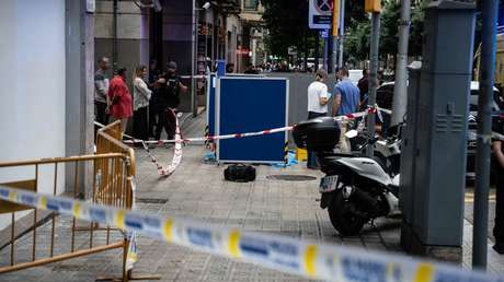 Matan a un hombre a plena luz del día delante de una Comisaría durante la visita del papa a Barcelona