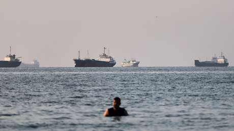 Más de 1.000 barcos esperan cruzar el estrecho de Ormuz en medio de negociaciones entre Irán y Omán